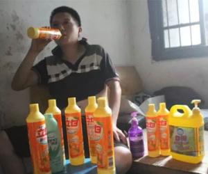 Chàng trai mắc bệnh lạ, mỗi lần uống hết nửa chai nước tẩy rửa