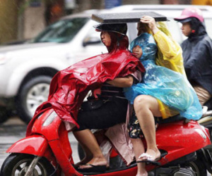 Công sở, trường học Hà Nội khẩn cấp di tản vì bão Dianmu