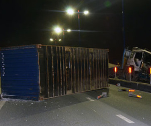 Container văng khỏi xe, chắn ngang cầu Sài Gòn