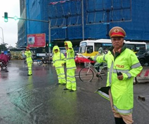 Hà Nội cảnh báo người dân hạn chế ra đường trong mưa bão