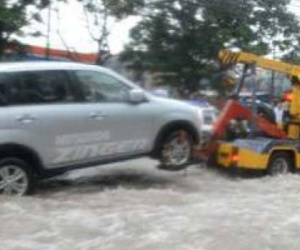 Hà Nội: Dân mạng lập hội hỗ trợ kéo xe hỏng trong bão số 3