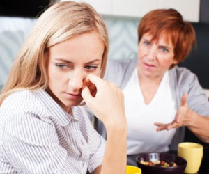 Một lần về sớm, phát hiện bí mật động trời của mẹ chồng