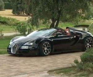 Ronaldo hí hửng khoe siêu xe 1,7 triệu bảng