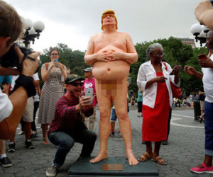 Tượng Donald Trump khỏa thân xuất hiện ở New York