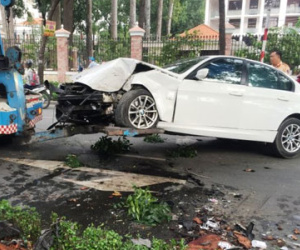 Xe BMW nát đầu sau khi tông vào gốc cây giữa Sài Gòn