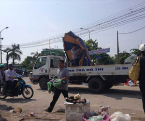 Bắt quả tang cán bộ trật tự đô thị nhận hối lộ