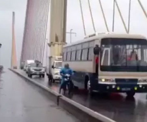 Clip: Ô tô chạy chậm để chắn gió, giúp xe máy đi qua cầu Bãi Cháy an toàn