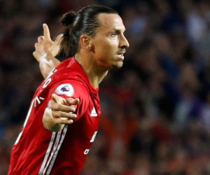 Ibrahimovic lập cú đúp, Man Utd thắng trận Pogba ra mắt