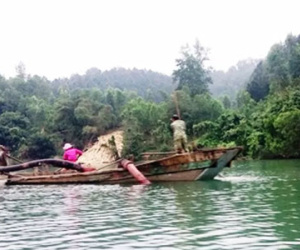 Quảng Bình: Hút cát trúng bom, một người bị thương nặng