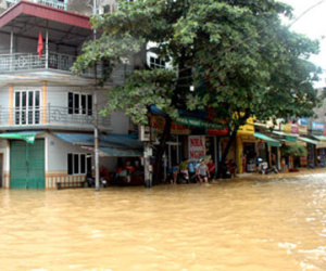 Thành phố Yên Bái thành sông, đường sắt lên Lào Cai tạm ngưng