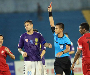 Trọng tài ngoại làm việc ở V-League hưởng thù lao ra sao?