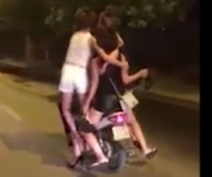Video: 4 cô gái "làm xiếc" trên chiếc xe máy bát phố Hà Nội