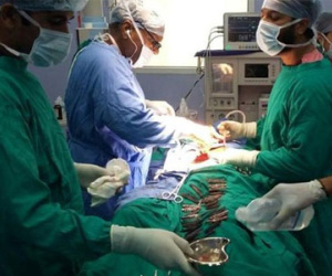 Ấn Độ: Bác sỹ tá hỏa lấy ra 40 con dao trong bụng bệnh nhân