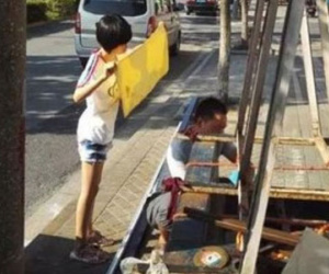 Bức ảnh cô bé lấy khăn che nắng cho bố sửa xe gây xúc động