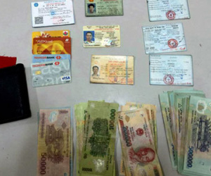 CSGT trao trả 20 triệu đồng và nhiều giấy tờ cho người đánh rơi
