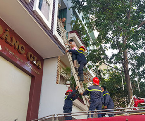 Giải cứu hàng chục du khách kẹt trong khách sạn