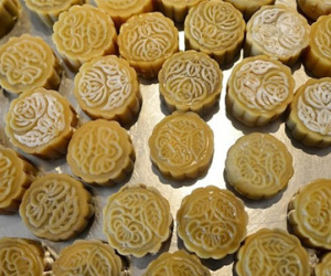 Hàng cà phê, thức ăn nhanh tranh nhau bán bánh trung thu
