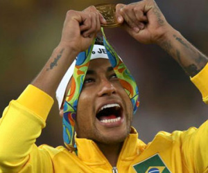 Neymar từ bỏ băng đội trưởng Brazil ngay sau khi vô địch Olympic