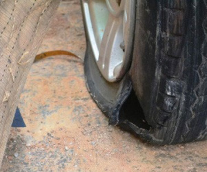 Ôtô lao xuống vực, tài xế thoát chết trong gang tấc