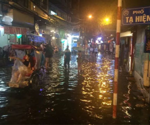 Phố cổ Hà Nội ngập lênh láng sau cơn mưa lớn