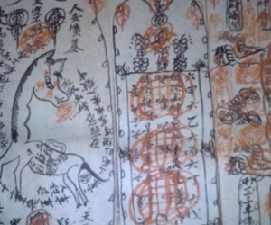 Sợ phát ốm vì "bùa chống tà" tháng cô hồn