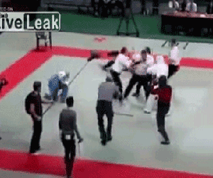 Võ sĩ ăn đòn vì dám "láo" với trọng tài