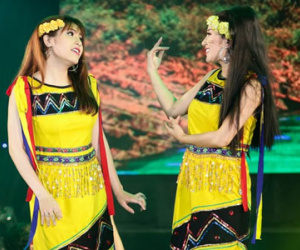 Á quân The Voice ủng hộ chị gái ra mắt đêm nhạc bolero