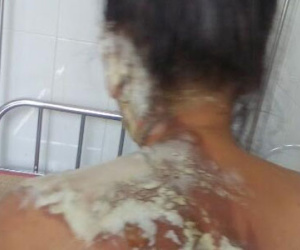 Chồng đè vợ xuống đất rồi tưới nước sôi vào lỗ tai