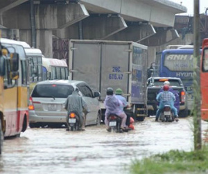 Đường Hà Nội thành sông, ùn tắc kinh hoàng dưới mưa