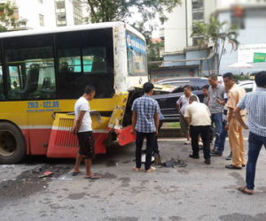 Hà Nội: Xe bồn đâm bẹp đuôi xe buýt, hàng chục hành khách la hét thất thanh