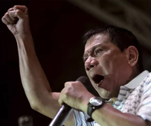 Họp báo nửa đêm, ông Duterte "đuổi" hết "người cũ"