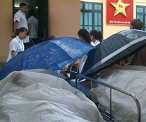 Lạ lùng cảnh phủ nilon, che ô tránh nước mưa cho bệnh nhân chờ mổ ở BV Việt Đức