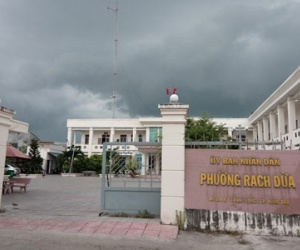 Nam thanh niên xông vào trụ sở UBND phường nhảy lầu tự tử