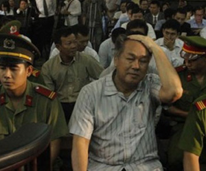 Ông Phạm Công Danh bật khóc khi xin Tòa ‘tha’ cho thuộc cấp