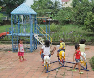 Sự thật việc sinh con thứ 3 không được đến trường
