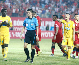 Tranh cãi vì trọng tài ngoại tại V.League