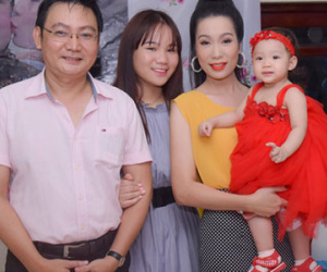 Trịnh Kim Chi nghẹn ngào khi chồng và 2 con mừng sinh nhật