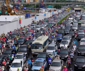 Xế hộp xếp hàng dài sau mưa tại hầm chui nghìn tỷ