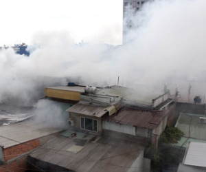 Cháy kho giấy, đe doạ nhiều nhà dân ở Sài Gòn