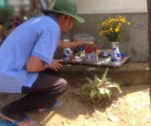 Huế: Người dân đổ xô đến cúng bái gốc chuối kỳ lạ