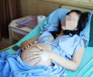 "Lại con gái à, ba đứa con gái thì sau này lấy ai chống gậy?"