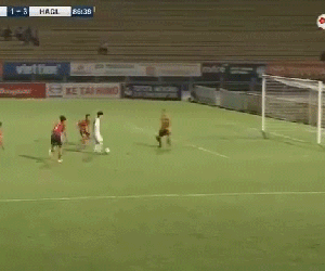 Pha cứu thua khó tin ở V.League được fan quốc tế thán phục