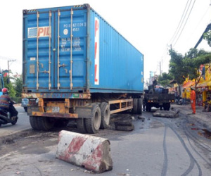 Xe đầu kéo tông dải phân cách, cuốn người đàn ông vào gầm