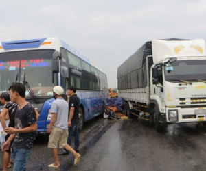 Xe máy nát bét kẹt giữa hai ôtô, người đàn ông nguy kịch