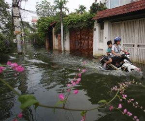 5 ngày sau bão, nhiều nhà dân ở Hà Nội vẫn ngập sâu