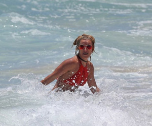 Britney Spears hoảng loạn vì suýt chết đuối trên biển Hawaii