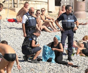 Cảnh sát Pháp yêu cầu một phụ nữ lột burkini trên bãi biển