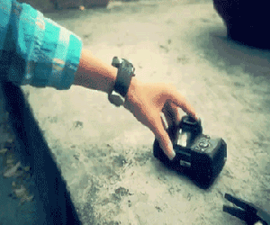 Chàng trai đập vỡ máy ảnh 16 triệu vì cho rằng mình bị lừa
