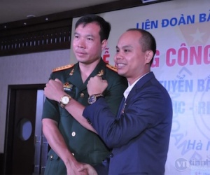 Galle Watch trao 170 triệu đồng cho Hoàng Xuân Vinh