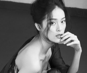 Hạ Vi khoe vai trần, diễn cảm xúc trước ống kính